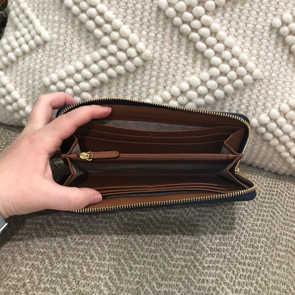 MK Jet Set Center Stripe Large Navy Wallet - Picture 4 of 6